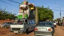 Sebuah mobil van membawa muatan di jalan Niamey, Niger (10/7/2019). Republik Niger adalah sebuah negara yang terkurung oleh daratan di bagian barat Afrika. Niger berbatasan dengan Nigeria dan Benin di sebelah selatan. (AFP Photo/Issouf Sanogo)