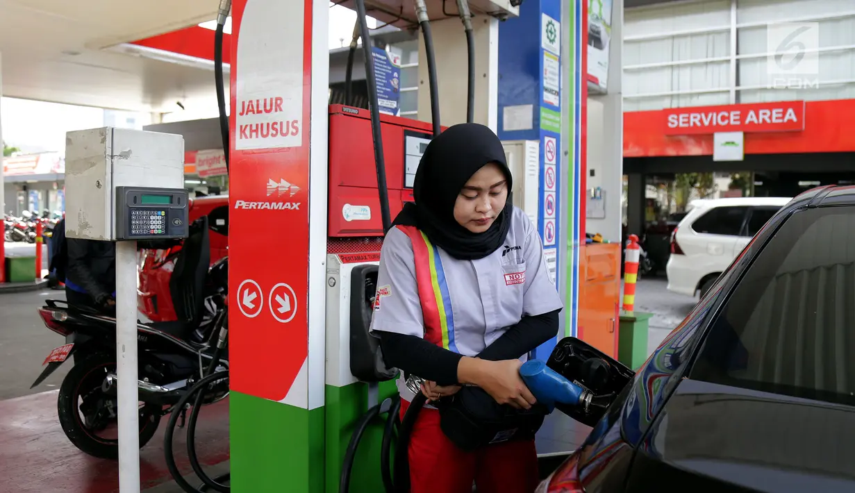 Petugas mengisi BBM ke kendaraan konsumen di SPBU Abdul Muis, Jakarta, Senin (2/7). PT Pertamina (Persero) menaikkan harga Pertamax, Pertamax Turbo dan Pertamina Dex mulai dari Rp500 hingga Rp900 per liter mulai 1 Juli 2018. (Liputan6.com/Johan Tallo)