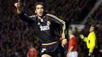 Selebrasi striker Real Madrid Raul Gonzalez usai jebol gawang MU di leg kedua perempat final Liga Champions di Old Trafford, Manchester, 19 April 2000. Real unggul 3-2. AFP PHOTO / ADRIAN DENNIS.