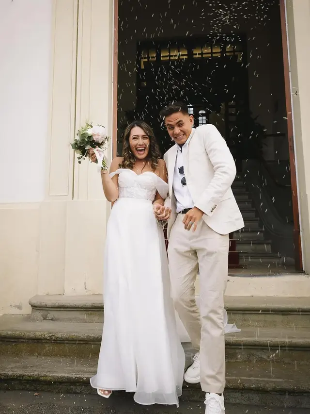 6 Potret Pernikahan Sipil Putri Pesepakbola Cristian Gonzales di Italia, Tampil Anggun dalam Balutan Gaun Internasional