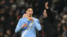 Manajer Manchester City, Pep Guardiola (kanan), berbicara dengan pemainnya, Tijjani Reijnders, saat laga Liga Inggris kontra Chelsea di Stadion Etihad, 4 Januari 2026. (Oli Scarff/AFP)