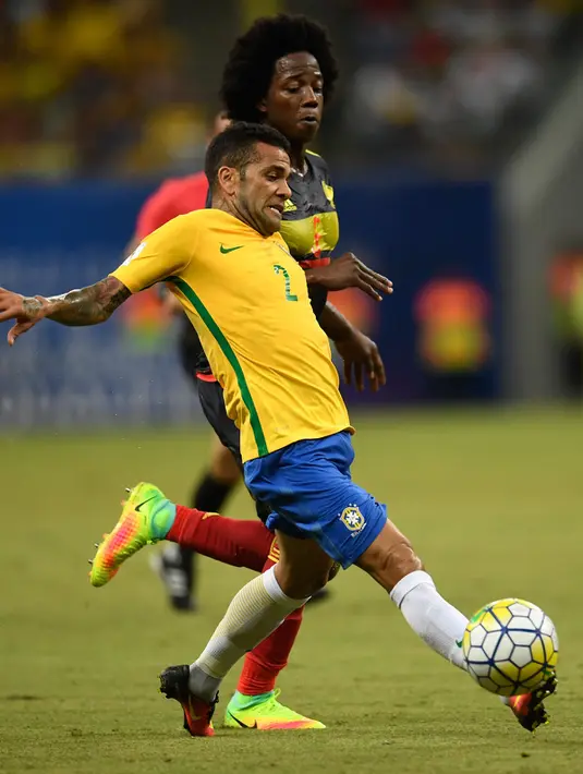 Bek Brasil, Dani Alves berusaha mengontrol bola dari kawalan gelandang Kolombia, Carlos Sanchez di kualifikasi Piala Dunia 2018 zona CONMEBOL di Arena da Amazonia, Manaus, (7/9). Brasil menang atas Kolombia dengan skor 2-1. (AFP PHOTO/Christophe Simon)