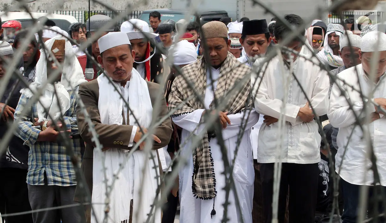 Massa aksi 299 melakuan salat Jumat di depan Gedung MPR/DPR, Jakarta, Jumat (29/9). Aksi  tersebut menolak Peraturan Pemerintah Pengganti Undang-Undang Nomor 2 Tahun 2017 tentang Perppu Ormas. (Liputan6.com/Johan Tallo)