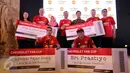 Legenda Manchester United David May (kedua kiri) dan Denis Irwin (kedua kanan) berfoto bersama pemenang Chevrolet Fan Club 2017 di Jakarta, Jumat (17/3). Empat pemenang berhak hadiah perjalanan ke Stadion Old Trafford. (Liputan6.com/Helmi Fithriansyah)