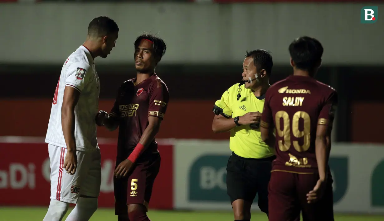Yann Motta yang terlihat sedikit emosi terus mengeluarkan kata-katanya terhadap Erwin Gutawa yang sedikit lebih santai. (Foto: Bola.com/Ikhwan Yanuar)