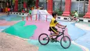 Sejumlah anak-anak bermain sepeda di lahan skateboard Taman Bungkul yang terletak di Jalan Raya Darmo, Wonokromo, Surabaya, Selasa (14/11/2023). (Bola.com/Bagaskara Lazuardi)