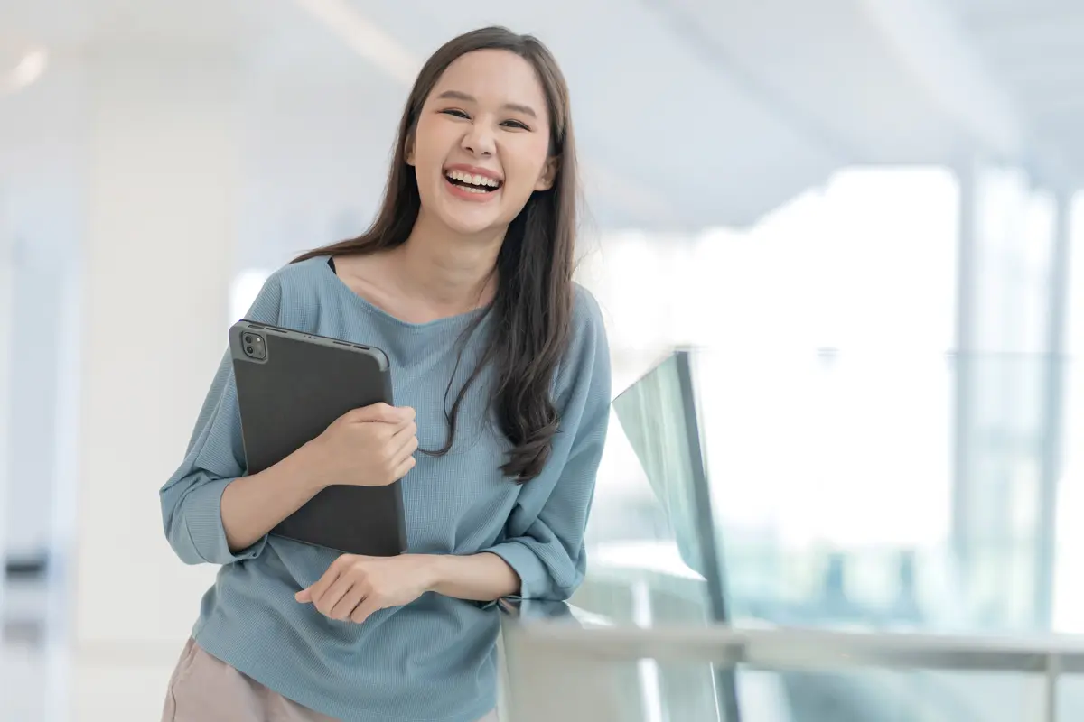 wanita agustus mandiri tersenyum