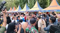 Masyarakat mengerumuni Ketua Umum Partai Demokrat Agus Harimurti Yudhoyono saat mengunjungi bazar takjil di Alun-alun Kabupaten Bangkalan, Jawa Timur.