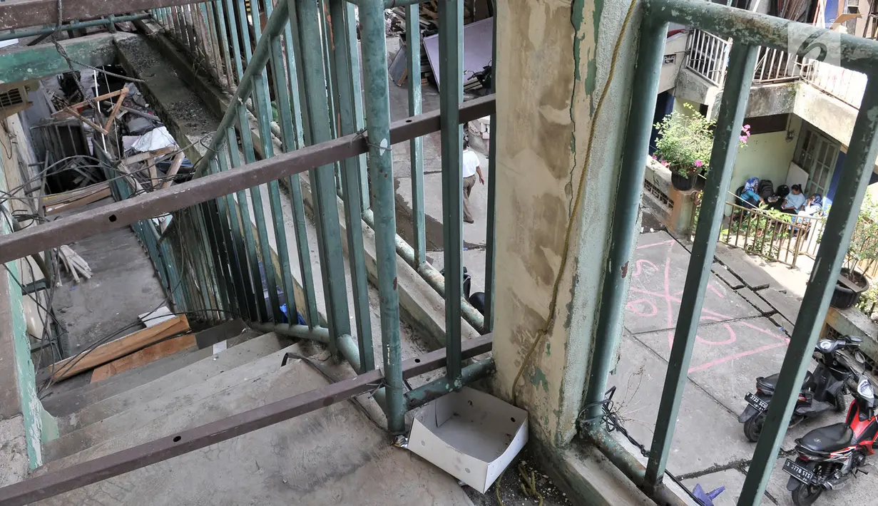 Penampakan tangga yang rusak di Wisma Ciliwung, Jakarta, Senin (17/9). Wisma Ciliwung memiliki luas sekitar 1,6 hektare. (Merdeka.com/Iqbal Nugroho)