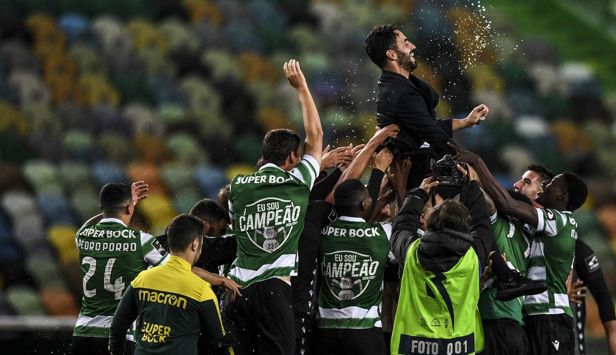 Musim ini, tim asuhan Ruben Amorim masih belum terkalahkan dalam 32 pertandingan yang sudah dijalani dan mengumpulkan 82 poin yang tak mungkin dikejar oleh Porto, yang menempati posisi kedua. (Foto: AFP/Patricia De Melo Moreira)