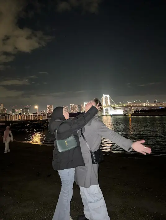 OOTD couple goals Dinda Hauw dan Rey Mbayang dengan long coat dan celana jeans saat rayakan pergantian tahun di Jepang. [@dindahw]