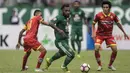 Gelandang Persebaya, Nerius Alom, berusaha melewati kepungan pemain Martapura FC pada laga semifinal Liga 2 2017 di Stadion GBLA, Bandung, Sabtu (25/11/2017). Persebaya menang 3-1 atas Martapura FC. (Bola.com/Vitalis Yogi Trisna)