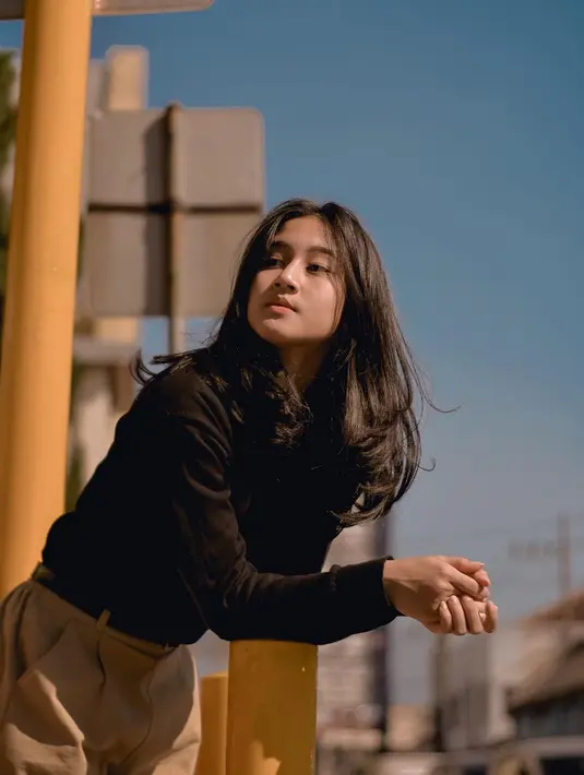 Bahkan gaya penampilan sehari-harinya juga modis meski hanya pakai kaus rajut hitam serta celana coklat. Keisya juga lebih sering tampil dengan riasan wajah yang natural. (Liputan6.com/IG/@keisyalevronka)