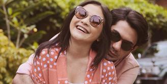 Prilly memang tak jarang tampil bersama Reza Rahardian dengan pose-pose mesra bak pasangan serasi. Seperti dalam foto bernuansa retro ini. Terlihat Prilly mengenakan innerwear putih yang ditumpuknya dengan crop top kerah kimono. Reza juga tampil mengenakan nuansa outfit kemeja oranye yang senada.