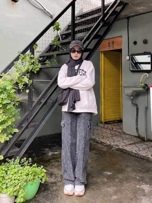 Kombinasi Celana Kargo dan Sepatu Sneakers untuk Look Lebih Keren