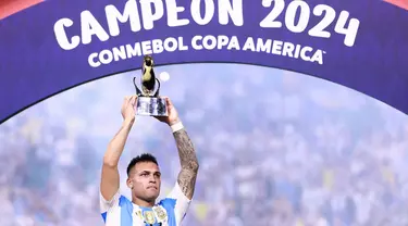 Pemain timnas Argentina, Lautaro Martinez mengangkat trofi pencetak gol terbanyak usai final Copa America 2024 melawan Kolombia di Hard Rock Stadium, Miami Gardens, Florida, pada 14 Juli 2024. (Carmen Mandato/Getty Images North America/Getty Images via AFP)