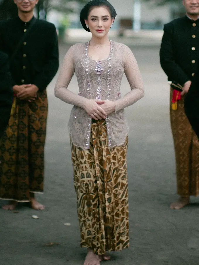 6 Pesona Celine Evangelista Jadi Perempuan Jawa Pakai Kebaya di Grebeg Besar Keraton Solo, Tak Kalah Anggun Berpose dengan Putri Raja