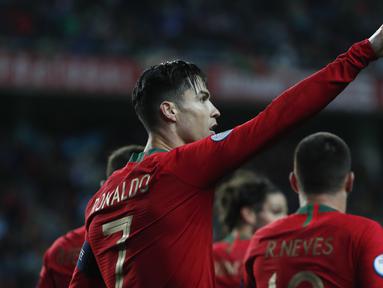 Penyerang Portugal, Cristiano Ronaldo berselebrasi usai mencetak gol ke gawang Lithuania pada pertandingan Grup B Kualifikasi Piala Eropa 2020 di stadion Algarve di luar Faro, Portugal (14/11/2019). Ronaldo mencetak Hattrick dipertandingan ini dan mengantar Portugal menang 6-0. (AP Photo/Armando Fra