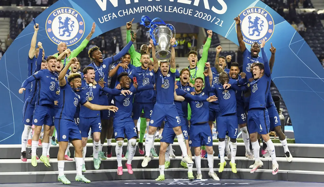 Para pemain Chelsea merayakan gelar juara Liga Champions usai menaklukkan Manchester City pada laga final di Stadion Dragao, Minggu (30/5/2021). Chelsea menang dengan skor 1-0. (Pierre Philippe Marcou/Pool via AP)