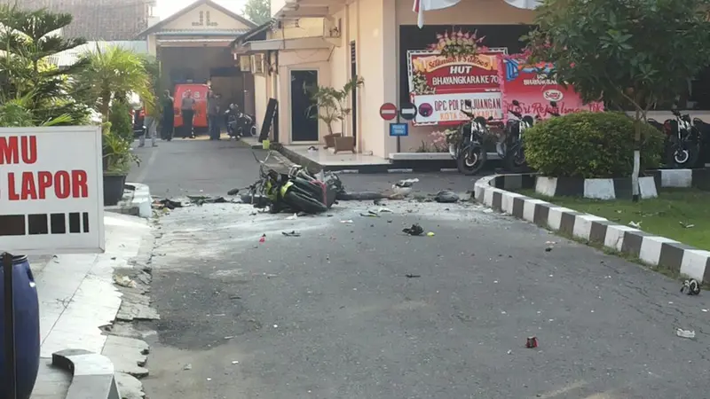 20160705-Polresta Surakarta Diguncang Ledakan Bom Bunuh Diri-Solo