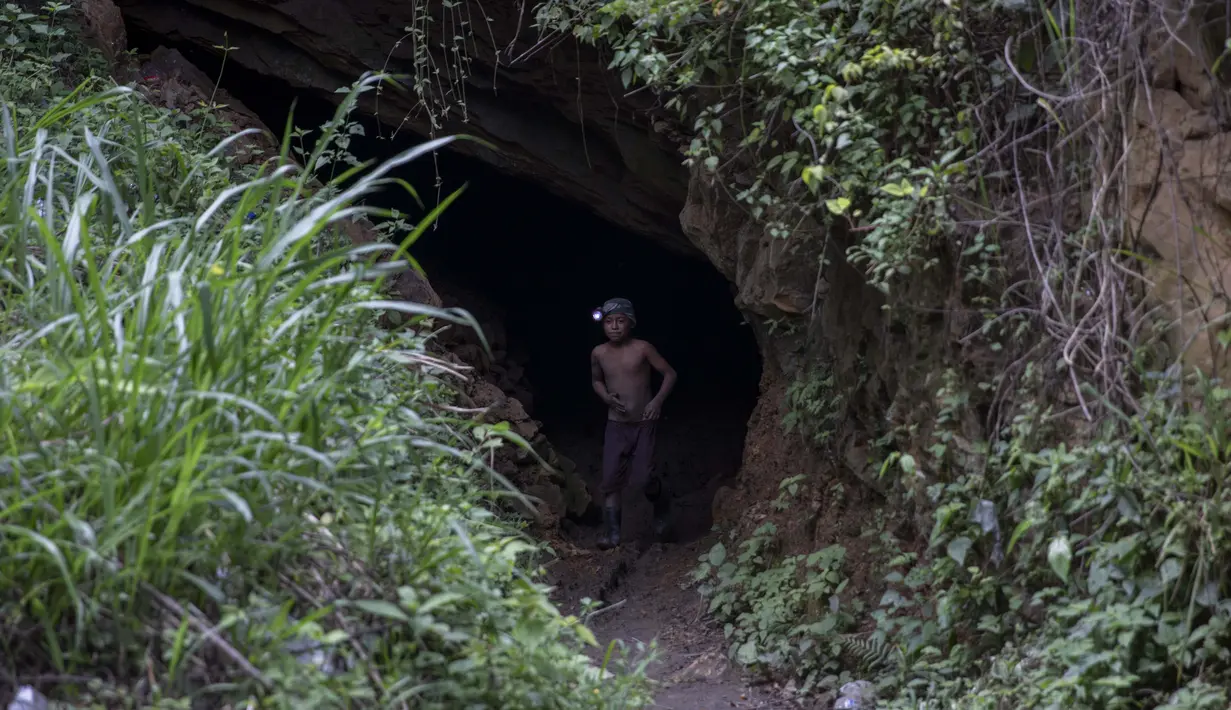 Andres Gomez (11) keluar dari tambang amber tempat dia bekerja dekat komunitas Jotolchen II di Chiapas, Meksiko, 10 September 2020. Sejak penguncian akibat pandemi COVID-19, Andres bekerja di tambang kendati sebenarnya dia ingin belajar membaca dan menulis. (AP Photo/Eduardo Verdugo)