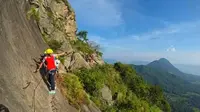 Wisata Panjat Tebing Gunung Parang yang berlokasi di Desa Sukamulya, Kecamatan Tegalwaru, Kabupaten Purwakarta, dikenal sebagai salah satu wisata panjang tebing tertinggi di Indonesia. (Foto: Liputan6.com/Abramena)