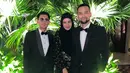 Shireen Sungkar hadir dengan long dress hitam bermotif lengan panjang dipadukan kerudung hitam polos. Tengku Wisnu pun hadir bersama dengan setelan jas hitamnya. [@shireensungkar]