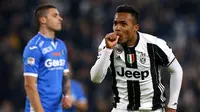 Bek Juventus, Alex Sandro, merayakan gol yang dicetaknya ke gawang Empoli pada laga Seirie A di Stadion Juventus, Turin, Sabtu (25/2/2017). (AFP/Marco Bertorello)