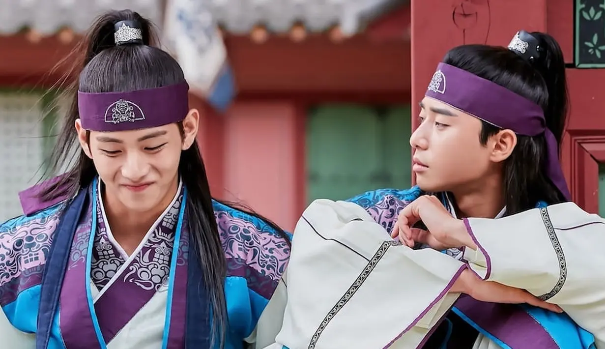 Hubungan yang awalnya rekan kerja itu pun berubah menjadi sahabat hingga sekarang. Baru-baru ini kedekatan keduanya terlihat saat Park Se Joon memperlihatkan hadiah dari V BTS. (Foto: Soompi.com)