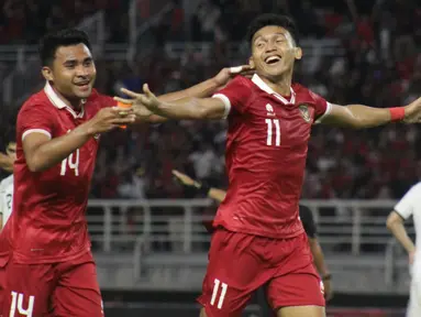 Dendy Sulistyawan mencetak gol untuk Timnas Indonesia melawan Timnas Turkmenistan di Stadion Gelora Bung Tomo (GBT), Surabaya, pada Jumat (8/9/2023). (Bola.com/Aditya Wany).