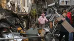 Warga setempat berjalan di halaman sebuah lingkungan perumahan yang rusak parah setelah serangan Rusia di Odesa, Ukraina, Jumat 24 April 2026. Gelombang serangan udara Rusia yang menggunakan kombinasi pesawat nirawak (drone) dan rudal kembali menghantam jantung permukiman warga Ukraina. (AP Photo/Michael Shtekel)