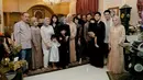 Aditya Suryo adik Chand Kelvin bareng istri dan anak juga turut hadir. Dirayakan bareng dua keluarga besar, kehangatan Lebaran 2024 sangat terasa. Lama melajang sampai dijuluki presiden jomblo, Chand Kelvin akan segera melepas status tersebut. 6 tahun rayakan Lebaran dengan status sebagai pacaran, di 2025 Chand Kelvin dan Dea Sahirah merayakan Lebaran sebagai suami istri. (Liputan6.com/IG/@chand_kelvin)