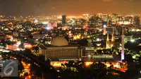 Pemandangan Kota Jakarta dilihat dari puncak Monas pada malam hari, Selasa (5/4). Gubernur Ahok telah meresmikan Wisata Malam Monas. (Liputan6.com/Gempur M Surya)