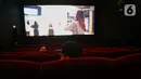Pengunjung menonton film di salah satu bioskop Cinepolis di Jakarta Jumat (23/10/2020). Sejumlah bioskop di Ibu kota kembali beroperasi setelah mendapatkan izin dari Pemprov DKI Jakarta dengan jumlah penonton dibatasi maksimal 25 persen dari total kapasitas. (Liputan6.com/Faizal Fanani)