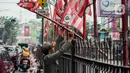 Selanjutnya, alat peraga tersebut akan dibawa ke kantor Satpol PP. (Liputan6.com/Faizal Fanani)