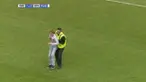 Dua anak muda menyusup ke lapangan pertandingan saat laga antara Go Ahead Eagles dan Sparta Rotterdam pada lanjutan Eredivisie.