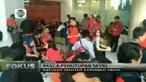 Usai di-PHK, sekitar 200 orang mantan karyawan Seven Eleven berdemonstrasi. Mereka menuntut pembayaran pesangon dan THR.