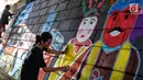 Sejumlah pilox terlihat saat pembuatan mural dan Gravity di Kolong Tol, Jakarta, Rabu (19/6/2019). Pembuatan Mural Gravity tersebut bermaksud untuk membuat lingkungan sekitar menjadi indah dan elok dipandang mata. (Liputan6.com/Johan Tallo)