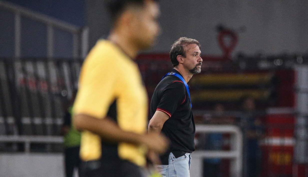 Pelatih Persija, Mauricio Ferreira de Souza (kanan) memantau permainan tim asuhannya saat melawan Persis Solo pada pertandingan pekan ke-30 BRI Super League 2025/2026 di Stadion Utama Gelora Bung Karno (SUGBK), Jakarta, Senin 27 April 2026 malam WIB. (Bola.com/Abdul Aziz)