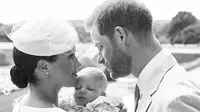 Meghan Markle dan Pangeran Harry rilis foto memperlihatkan momen pembaptisan anak mereka, Archie Harrison. (dok. Instagram @sussexroyal/https://www.instagram.com/p/BzlHhZylvwT/)