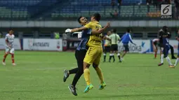 Pemain PSIS berpelukan saat merayakan kemenangan melawan Martapura FC di Final tempat ketiga Liga 2 Indonesia di Stadion GBLA, Bandung, Selasa (28/11). PSIS unggul 6-4 dan lolos ke Liga 1 Indonesia. (Liputan6.com/Helmi Fithriansyah)
