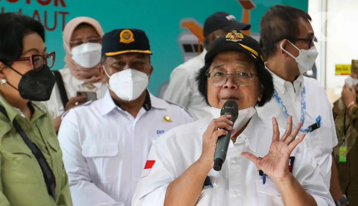 <p>Menteri Lingkungan Hidup dan Kehutanan Siti Nurbaya (kanan) saat memantau mudik di Terminal Penumpang Pelabuhan Tanjung Priok, Jakarta, Selasa (26/4/2022). Kunjungan tersebut dalam rangka memantau persiapan mudik minim sampah. (Liputan6.com/Herman Zakharia)</p>