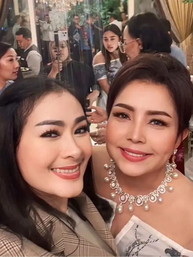 6 Detail Outfit Couple Mayangsari dan Khirani di Anniversary Pernikahan ke-25