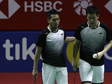 Ganda putra Indonesia, Mohammad Ahsan/Hendra Setiawan saat melawan ganda Jerman, Mark Lamsfuss/Marvin Seidel, pada Blibli Indonesia Open 2019 di Istora Senayan, Jakarta, Rabu (17/7). Ahsan/Hendra menang 21-16, 21-17. (Bola.com/Yoppy Renato)
