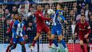 Pemain Liverpool Thiago (kiri) berebut bola dengan pemain Brighton dan Hove Albion Solly March pada pertandingan sepak bola putaran keempat Piala FA di Stadion Falmer, Brighton, Inggris, 29 Januari 2023. Liverpool kalah 1-2 dan harus tersingkir dari Piala FA. (AP Photo/Alastair Grant)
