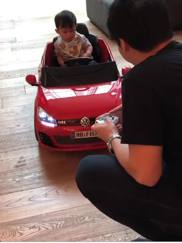 Potret Raphael Moeis dengan Koleksi Mobil Mini Mewah (sumber: instagram/raphaelmoeis)