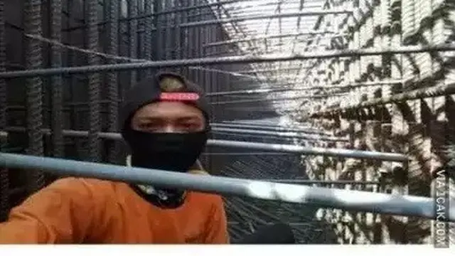 6 Aksi Kuli Bangunan Terlalu Semangat Bekerja Sampai Tak Sadar Terjebak Ini Kocak