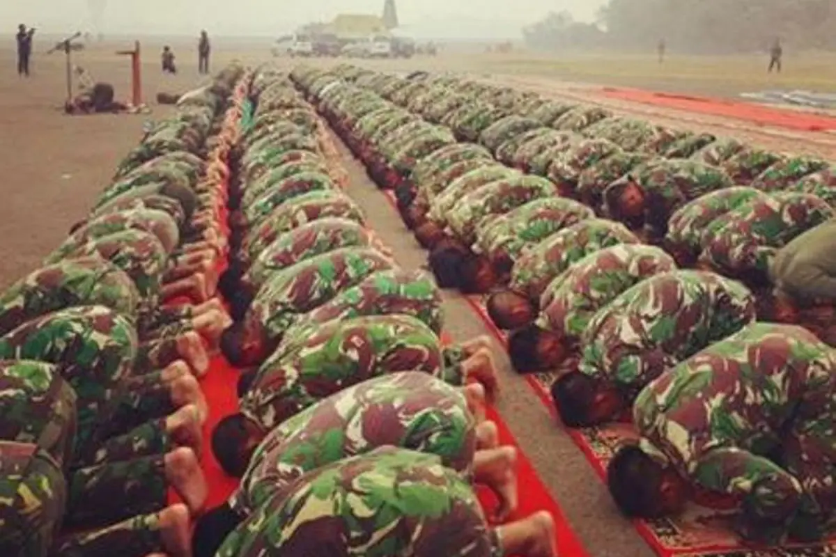 Habis Memadamkan Api, TNI Langsung Salat Minta Hujan, Bikin Haru!