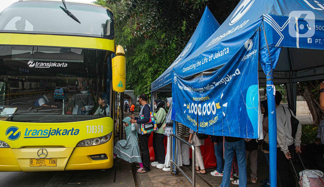 Untuk satu kali jalan, biasanya bus tingkat membutuhkan waktu sekitar 1 jam 45 menit. (Liputan6.com/Faizal Fanani)