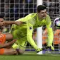 Duel antara Sergio Aguero (kiri) dan kiper Chelsea, Thibaut Courtois pada lanjutan Premier League di Stamford Bridge stadium (5/4/2017). Chelsea menang 2-1. (AP/Alastair Grant)